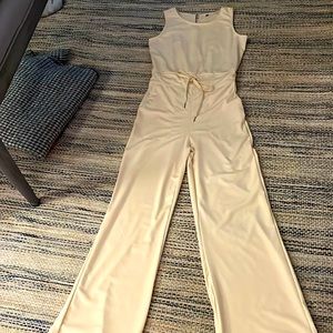 Sleeveless wide leg cream jumpsuit.
Size small